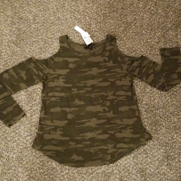 Sanctuary Cold Shoulder Camo Tee - Picture 2 of 4